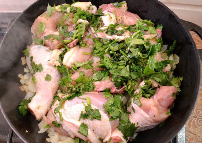 Нежная курочка, томленная в орехово-гранатовом соусе с пряными травами
