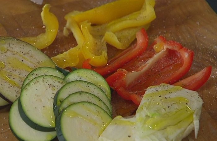 Овощные башенки с моцареллой и соусом из авокадо 
