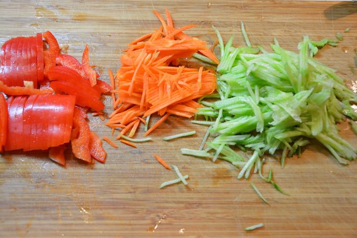 Острый салат с мясом и овощами