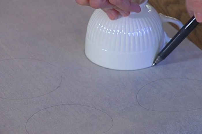 Меренги с клубникой и взбитыми сливками