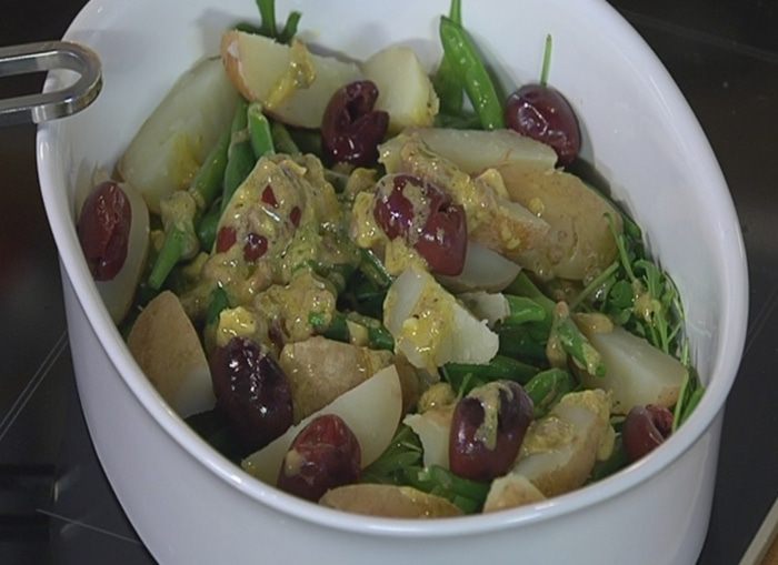 Салат с картофелем, беконом, фасолью и яйцами пашот 