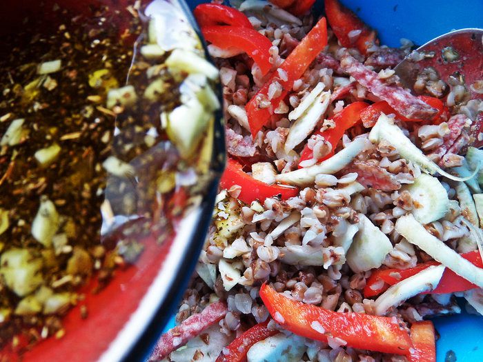 Гречневый салат с овощами и салями