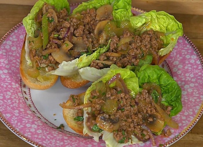 Сэндвич с говядиной, грибами и сельдереем 