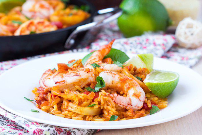 Паэлья с морепродуктами и чоризо 