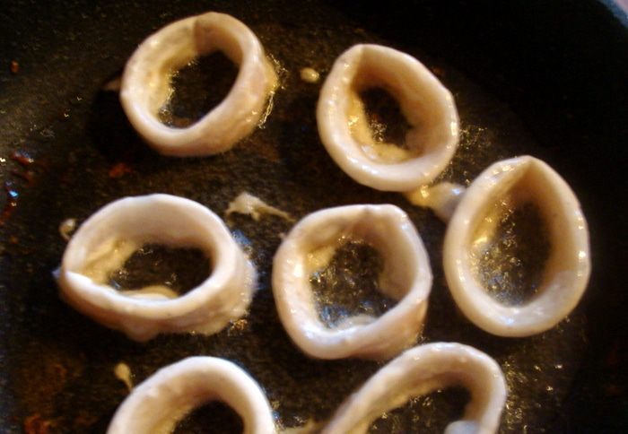 Теплый салат с кальмарами