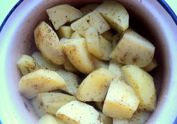 Курочка, запеченная с картофелем по-домашнему