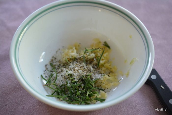 Жаркое из свинины с чесноком и розмарином