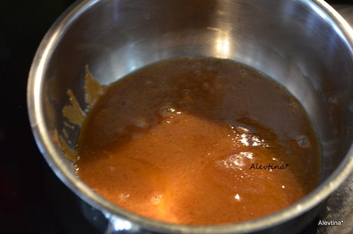 Воздушный рулет с пеканом и ягодами