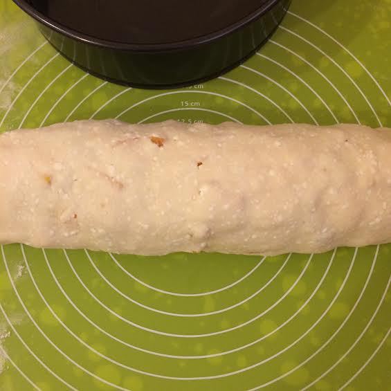 Булочки с персиками и красной смородиной