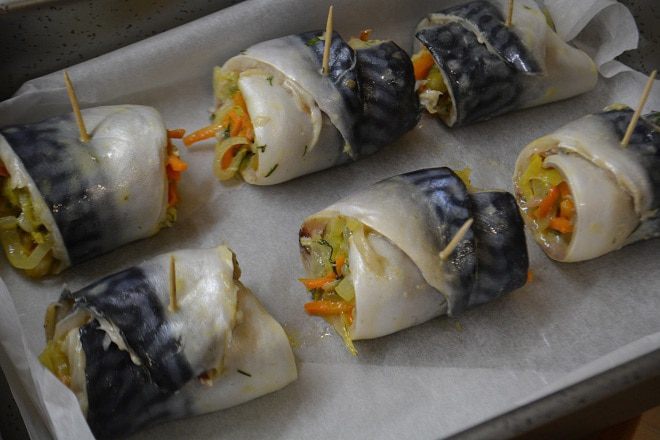 Рулетики из скумбрии с овощами
