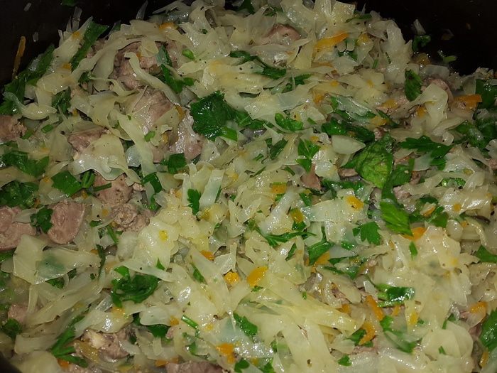 Капуста с куриной печенью и сердечками