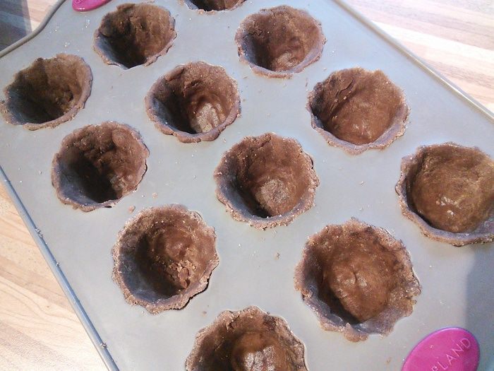 Шоколадные тарталетки с панна коттой и клубникой 
