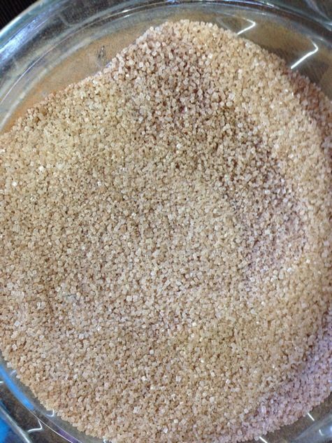 Слоеный пирог-рулет с вишней и корицей на сковороде