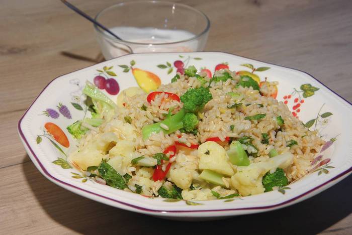 Теплый салат из брокколи, цветной капусты и бурого риса 
