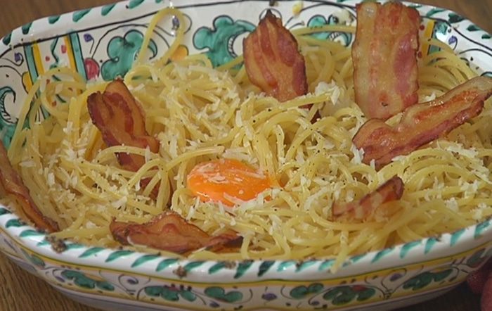 Спагетти карбонара с желтками пашот