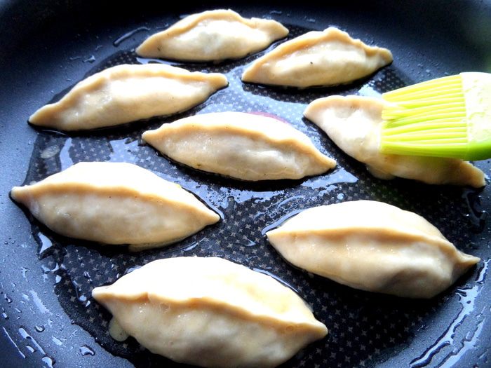 Мини-пирожки с капустой, сельдереем, шпинатом и сыром