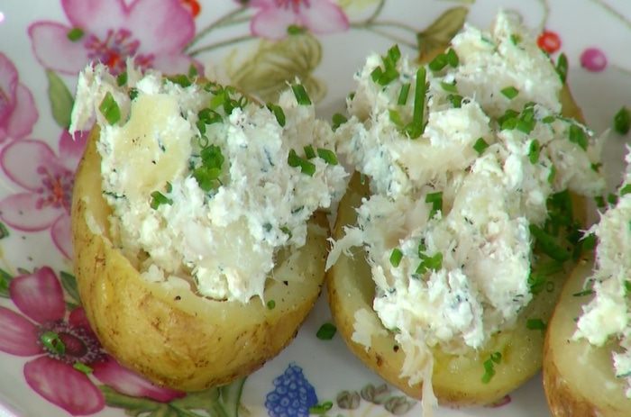 Картофель, начиненный творогом и копченой рыбой 