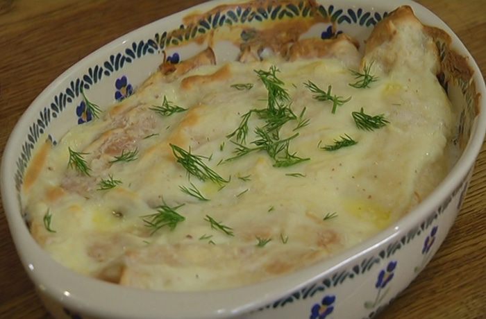 Блины с творогом, пореем и семгой под соусом бешамель