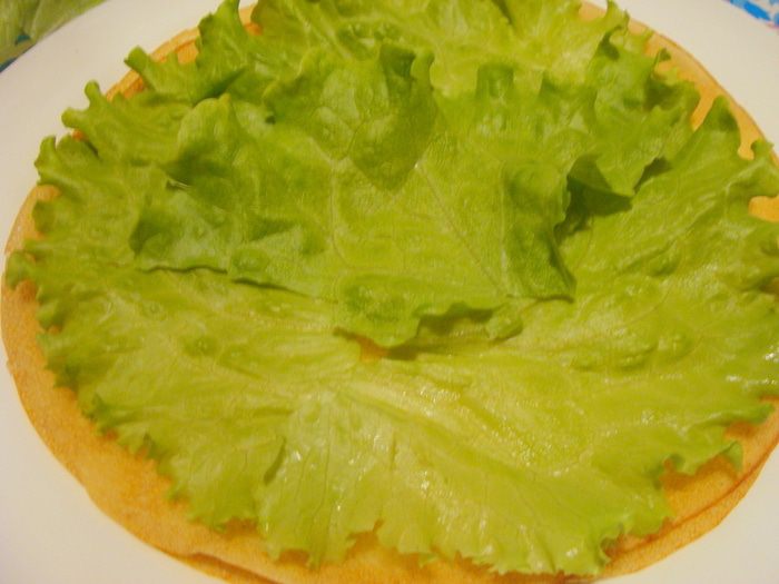 Закусочный торт из рисовых блинчиков с форелью и сыром 