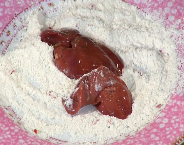 Теплый салат с куриной печенью, тыквой и копченой грудинкой 