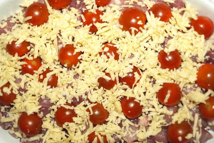 Свинина, запеченная с помидорами черри и сыром