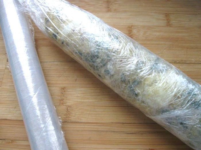 Яичный рулет с базиликом и кедровыми орешками