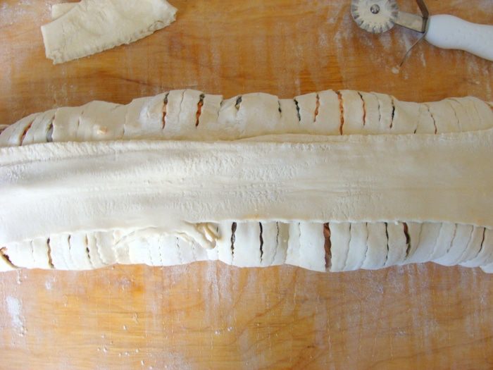 Острый лососевый рулет в тесте