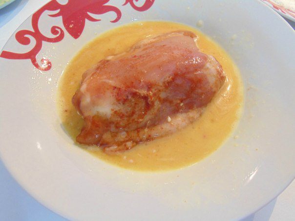 Курица, запеченная с двумя сырами