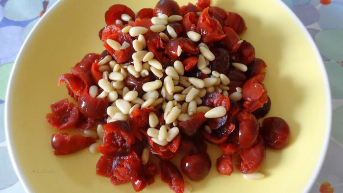 Кулич с вяленой вишней и кедровыми орешками