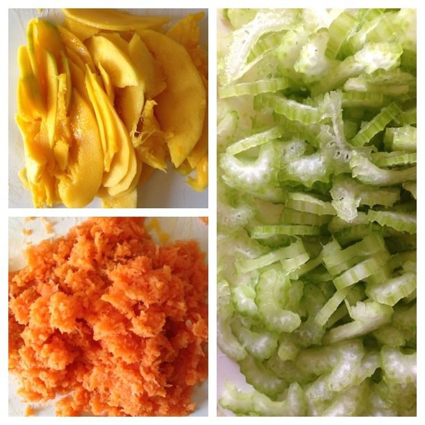 Салат с манго и креветками под сырным соусом