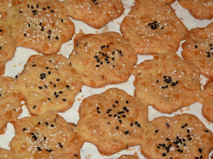 Сырное печенье с тмином и кунжутом