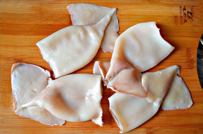 Кальмары, фаршированные молодой капустой