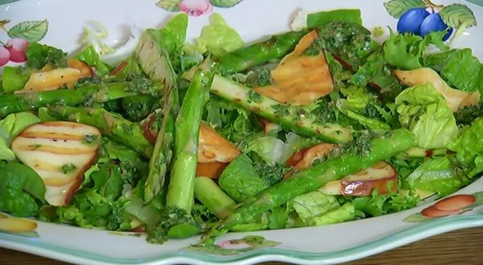 Салат со спаржей и жареным сулугуни 