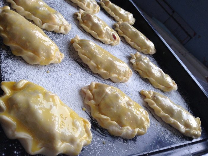 Пирожки с творогом, салями и сыром