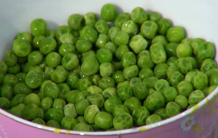 Маффины с карамелизированным луком, беконом и зеленым горошком