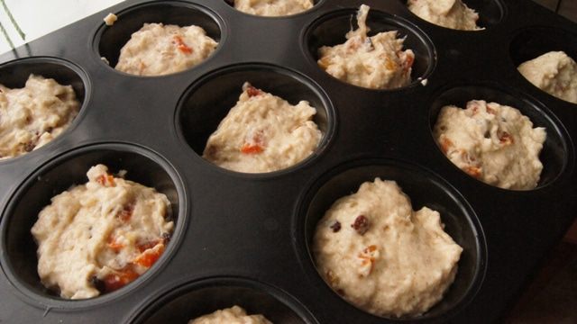 Постные кексы с курагой и изюмом