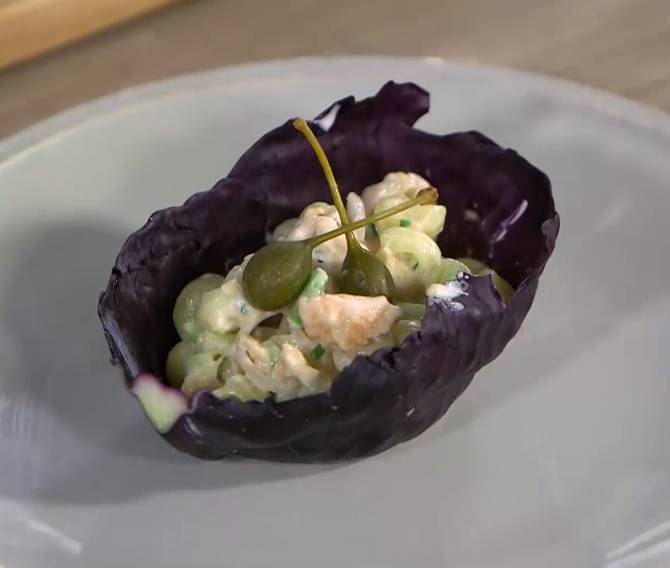 Капустные корзинки с макаронами и лососем 
