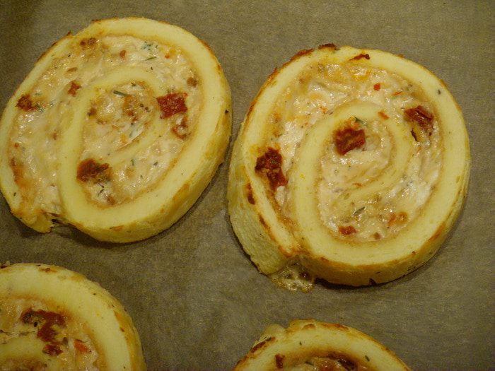 Рулет-суфле с пармезаном и вялеными томатами