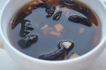 Имбирный кекс с черносливом под карамельным соусом 