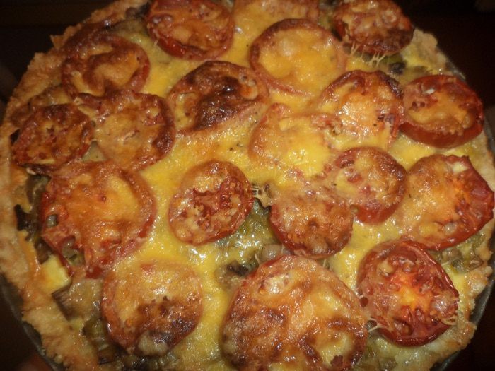 Киш с шампиньонами, луком-пореем и помидорами
