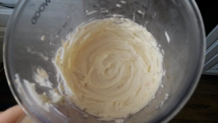 Банановый кекс с орехами, шоколадом и творожным кремом