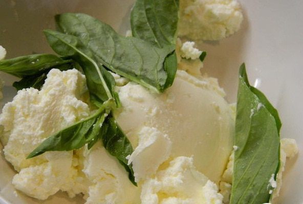 Йогурт с базиликом и клубникой