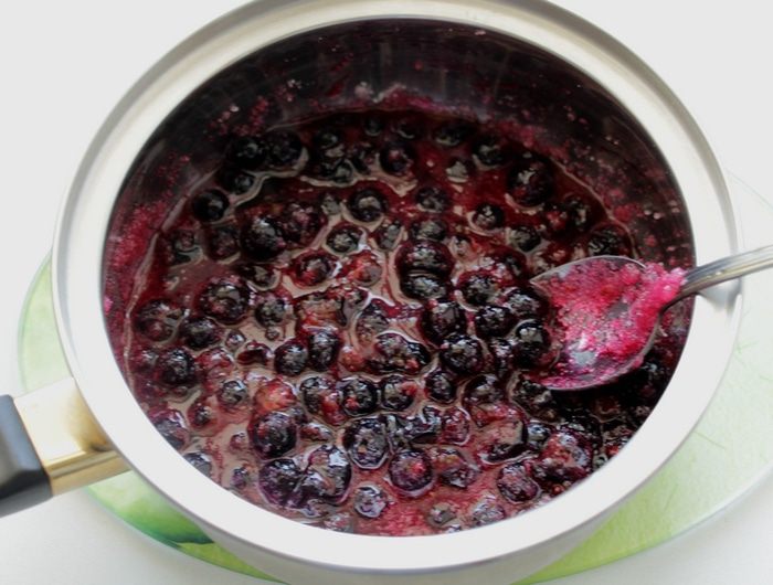 Пате из куриной печени с черной смородиной