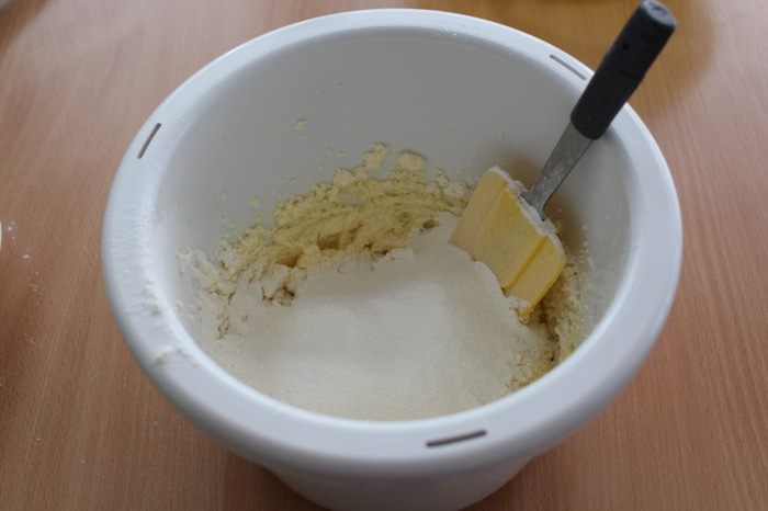 Сливочный пирог со сливовой начинкой