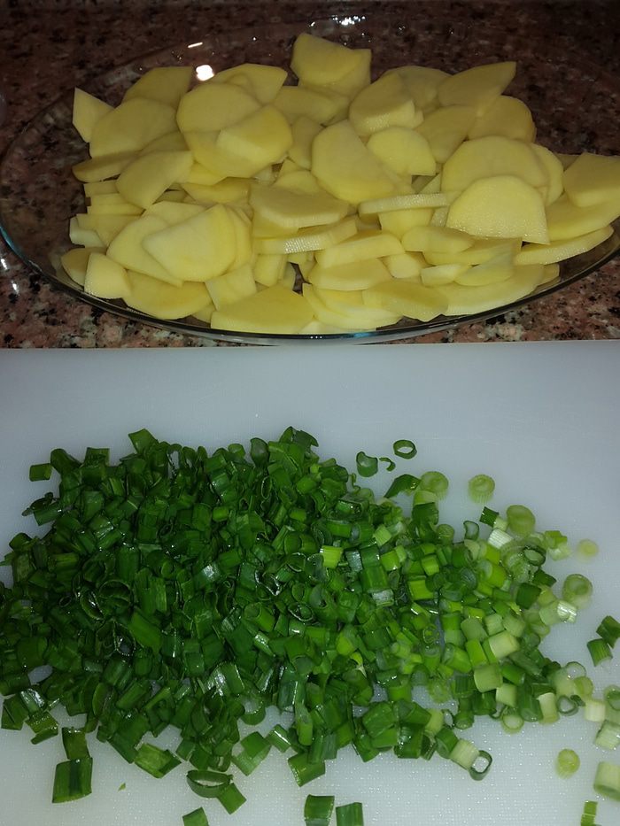 Картофель с зеленым луком, запеченный в сливках