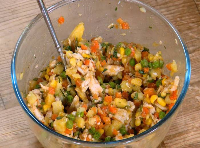 Самоса из теста фило с курицей, овощами и карри 