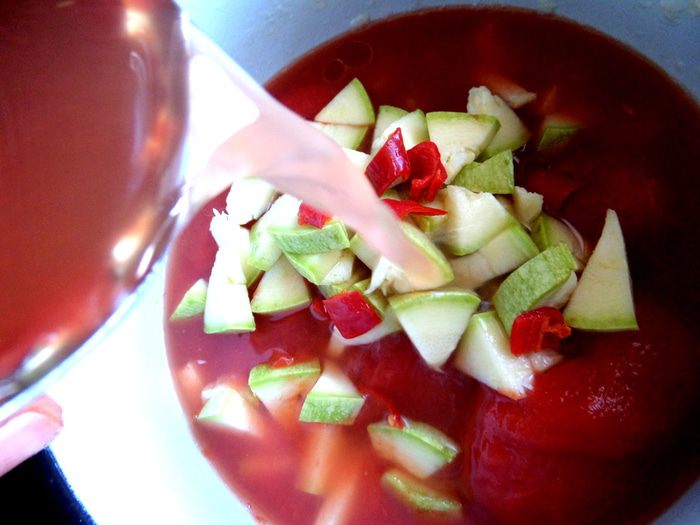 Баварские колбаски с итальянской пастой под сырным штрейзелем