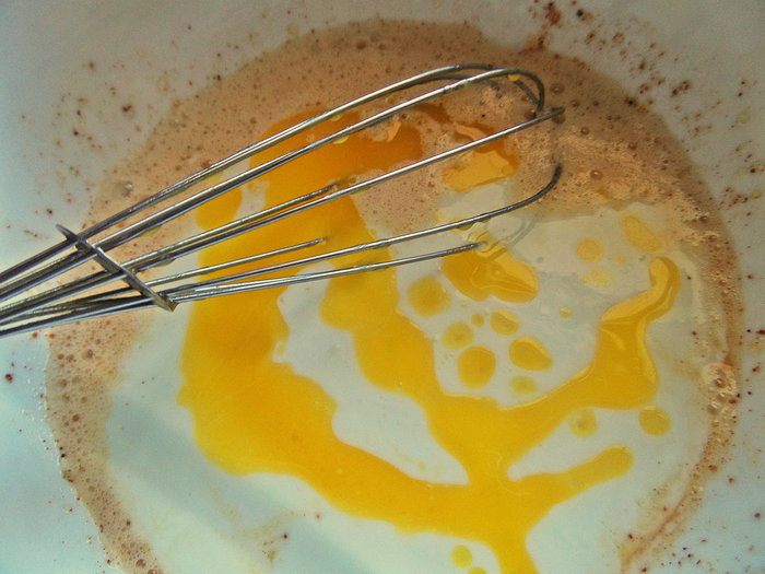 Панкейки кефирные с медом, бананом и сливками