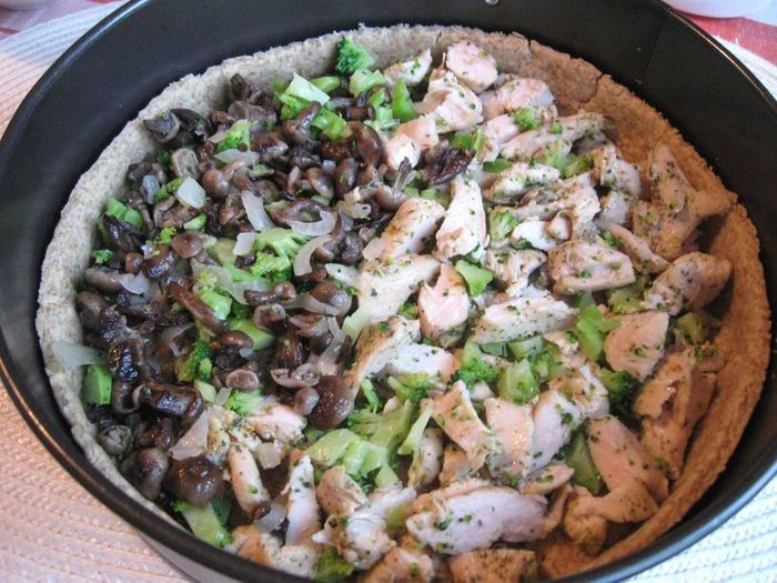 Киш с курицей, опятами и брокколи