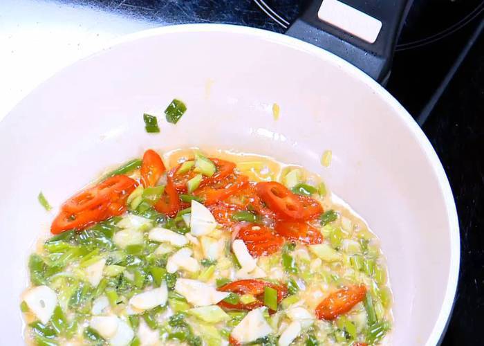 Жареный рис с креветками и курицей, заправленный по-восточному 